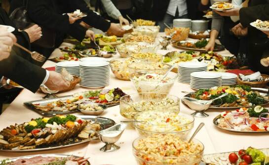 Dlaczego warto korzystać z cateringu?