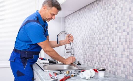 Jakie usługi hydrauliczne są wykonywane w kuchni?