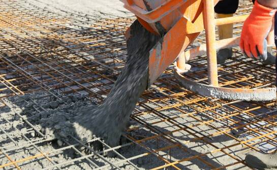 Jak wzmacnia się beton towarowy?